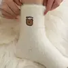 Calcetines de otoño e invierno para mujer, forrados de felpa y engrosados para calidez en casa, calcetines de terciopelo de visón con jacquard de dibujos animados, elásticos y fáciles de combinar, calcetines superpuestos