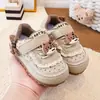 Tênis Esportivo Infantil Primavera e Outono Novo Estilo Sapatos de Lona Versáteis para Meninas Sapatos Casuais Estilo Coreano para Crianças Pequenas Sola Macia Sapatinhos de Bebê Caminhada
