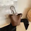 Bolso tote de nicho transfronterizo para mujer, nuevo bolso de hombro versátil de moda 2026 para el día a día, bolso tipo cubo de alta gama de gran capacidad