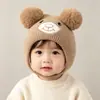 Gorro de protección para orejas de oso de peluche para otoño e invierno, gorro tejido de dibujos animados bordado con doble pompón, gorro de punto a prueba de viento para niños y niñas, en stock
