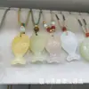 Colgante de Jade Afgano Natural Nube Auspiciosa Raíz de Loto Rosa, Unisex Bolsa de la Fortuna Pez Dorado Adorno de Cerradura Ruyi de Jade Color Caramelo