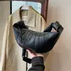 Bolsa de ombro única em couro macio de grande capacidade, bolsa de chifre de croissant plissada transfronteiriça, comércio exterior, bolsa transversal retrô para trabalho, bolsa feminina, atacado de fábrica