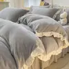 Juego de ropa de cama de cuatro piezas de terciopelo de leche de invierno, cálido y con forro polar, estilo princesa con ribete de encaje, funda de edredón de forro polar coral, sábana bajera y faldón de cama