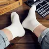Calcetines Cortos de Color Sólido Cómodos Absorbentes de Sudor Estilo de Negocios Primavera y Verano, Calcetines Transpirables para Hombre y Mujer, Antibacterianos y Desodorantes, Calcetines Sencillos Negros de Media Caña