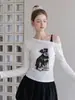 Camiseta blanca de manga larga con hombros descubiertos de moda para mujer, diseño de otoño 2026, con cintura fruncida y top base de capa interior