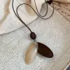 Colar Pingente Geométrico de Madeira e Resina Estilo Étnico Corrente Longa Elegante Retrô para Suéterer Acessório de Luxo Acessível Colar de Alta Qualidade para Mulheres