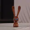 Raspador de Nariz Criativo Feito de Sândalo Vermelho de Folha Pequena e Madeira de Cedro, Pequeno Bastão de Massagem em Formato de Coelho para Levantar a Mandíbula, Pressionar as Têmporas e Massagem de Pontos de Acupuntura, Presente