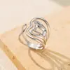 Anillo de apertura geométrica de acero de titanio con presión de aceite de venta caliente transfronteriza, resistente a la decoloración, estilo INS, anillo de acero inoxidable para mujer chapado en oro de 18k
