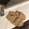 Sandálias Femininas Slip-On de Solado Plano 2026 Verão Novo Estilo Slip-On Preguiçoso Slip-On Versátil para Uso Externo Fivela de Cinto Sandálias de Praia