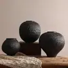 Juego Vintage de Tres Jarrones Cerámicos Negros Hechos a Mano con Textura y Patrones Tallados Wabi-Sabi, Jarrones Decorativos para B&Bs y Hoteles