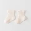 Calcetines de bebé de color liso estilo verano finos calcetines cortos infantiles clase A calcetines de algodón para bebé de malla calcetines de tubo corto para bebé de verano unisex