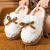 Pantuflas de algodón para mujer para otoño e invierno, antideslizantes y cálidas, nuevo estilo 2026, diseño lindo de lazo de felpa, con talón cubierto
