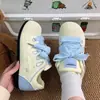 Zapatos de Entrenamiento Alemanes Bordados de Dibujos Animados para Mujer 2026 Primavera Nuevos Versátiles de Nicho Ligeros Deportivos Casuales Zapatos Blancos