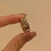 Anillo ancho de rombos incrustados de diamantes usado para mujer estilo ins de fragancia pequeña temperamento de lujo ligero anillo de apilamiento de diamantes completos para el dedo índice