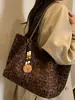Bolsa tote estilosa com estampa de leopardo para mulheres, nova coleção 2026, bolsa de ombro de grande capacidade para o dia a dia, bolsa de mão de moda estilo coreano, acessório da moda
