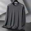 Camiseta masculina de manga longa gola redonda, cor sólida versátil, corte solto, para primavera e outono, top casual moderno