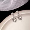 Pendientes de circonita de amor de lava de temperamento simple cuatro estrellas Mans corazón de melocotón líquido oscuro dulce fresco pendientes irregulares