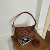 Nova bolsa de ombro color block para mulheres, bolsa transversal de ombro moderna para o dia a dia, bolsa de couro macio simples e versátil para usar sob o braço com um design de nicho de alta qualidade