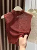 Camisa base de renda com babados e gola semi-alta, top curto justo sem mangas, peça íntima feminina com toque de luxo