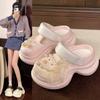 Exquisitos zapatos de cueva de mariposa con perla para niñas, moda de verano, estilo coreano, pantuflas gruesas y suaves, pantuflas para uso exterior, pantuflas con puntera