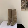 Novas Botas Quadradas Vintage Amassadas Outono/Inverno 2026 com Aumento Interno de Altura de 4CM, Botas de Cano Médio de Nicho, Botas de Salto Plataforma de Uso Duplo