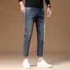 Jeans de verão leve de marca francesa de alta qualidade para homens, corte slim, elástico, calça casual cropped para pessoas baixinhas
