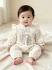 Novo macacão de bebê estilo chinês para primavera e outono, com pequenas mangas bufantes, fechos de botão, bordado de borla e estampas florais, perfeito para meninas pequenas usarem ao sair.