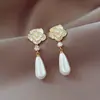 Pendientes Elegantes de Camelia y Perla para Mujer Pendientes Franceses de Gama Alta con Diseño Floral de Nicho Accesorios Ligeros de Lujo para Oreja