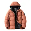 Otoño Invierno 2026 Nueva Chaqueta de Algodón Engrosada Marca Trendy para Hombre Versátil Abrigo Panadero con Capucha Holgada Acolchada de Algodón Estilo Americano Cálida