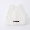Gorro de mezcla de lana de nuevo estilo para otoño e invierno transfronterizo con etiqueta de tela de orejas de cuerno, gorro de punto cálido y moderno, fabricante de gorros de lana