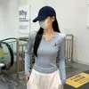 Camiseta Elegante Manga Longa Gola V Estilo Coreano para Mulheres Primavera & Outono 2025 Simples Design Bordado Versátil Top Curto