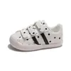 Zapatos infantiles colección otoño 2026: bonitos tenis de encaje y lunares para niñas, zapatos deportivos casuales anti-patada para estudiantes, estilo moderno