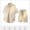 Conjunto de camisa casual de seda gelada de verão para homens, com caimento solto e estiloso, e shorts da moda de trabalho plissado de manga curta