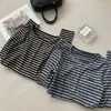 Top henley de manga larga a rayas con cintura entallada, detalles fruncidos, bordado de letras y cuello henley para primavera