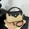 Los bolsos tejidos de importación son bolsos para mujer muy vendidos en un estilo retro europeo y americano, con un diseño de patchwork y una forma moderna de bolsa de albóndiga, lo que los hace versátiles tanto como bolsos de mano como bandoleras.