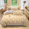 Juego de Cama de Cuatro Piezas Estilo Flor Rota con Ribete de Pelo de Conejo Completamente Mate Leche Polar Invierno Espesado Cálido Añadido Funda de Edredón de Polar Sábana