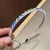 Diadema de Cristal con Forma de Flor de Cuatro Hojas para Mujer de Verano Super Brillante Cristal de Vidrio Transparente Delgada de Lujo Ligero Accesorios para el Cabello Estilo Coreano
