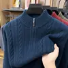 Novo Suéter Masculino de Lã Grossa com Gola Alta e Meio Zíper para o Inverno, Roupa Casual Masculina, Suéter Pulôver Jacquard Espessado e Quente para Homens