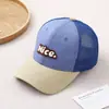 Gorra de béisbol de moda con bloques de color para bebé, gorra de béisbol de verano duradera y versátil de media malla 2026, sombrero para niños para exportación