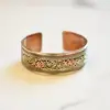 Pulsera de latón de Nepal, cobre tricolor, talla única, accesorios de joyería neutros, 14 cm de largo, ajuste libre
