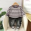Terno de primavera para meninos 2025, novo bebê, primavera e outono, estilo ocidental, casual, listrado, letras, duas peças, bebê, roupa infantil