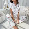 Europa y América transfronterizo más vendido para mujer ropa de casa estampado de cerezas manga larga solapa pijama se puede usar afuera pantalones largos conjunto de dos piezas