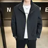 Modelo doméstico! Jaqueta de trabalho nova e moderna para outono de 2026 para homens, gola alta, casaco curto casual de moda para atividades ao ar livre