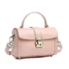 Bolsa Quadrada Pequena de Couro Genuíno Estilo Coreano com Fivela de Fecho 2026 Nova Moda Bolsa de Mão para Mulheres Design de Nicho Luxo Leve Versátil Bolsa Transversal