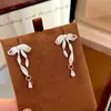 Brincos Longos com Pingente de Borla e Laço de Fita Branca Estilo Francês para Mulheres, Brincos Elegantes e de Alta Qualidade, Brincos com Design Exclusivo