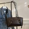 Bolsa de grande capacidade feminina 2024 outono e inverno nova moda bolsa de ombro para viajante casual design de nicho bolsa tote personalizada