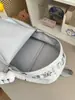 Mochila pequeña, simple, de color sólido con bordado de letras texturizado, diseñada para estudiantes mujeres, adecuada para la escuela y el uso diario, ligera y reduce la carga en los hombros