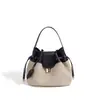 Bolsa Saco Versátil Patchwork 2026 Pingente de Cavalo Pequeno Bolsa de Mão em Couro Genuíno Cor de Bloco Nicho Bolsa Transversal Elegante de Alta Qualidade