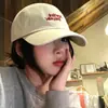 Gorra de Béisbol Blanca Bordada Casual Estilo Coreano para Mujer con Circunferencia de Cabeza Grande, Visera Ancha y un Toque de Lujo para Caras Grandes