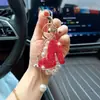Chaveiro de sapato de salto alto de luxo, estiloso e cravejado de diamantes, com diamantes brilhantes e corrente de pérolas, um acessório de bolsa moderno e único.